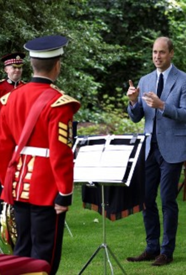 من هم ضيوف الأمير ويليام في حفلة الشاي الخاصة في حديقة قصر باكنغهام؟