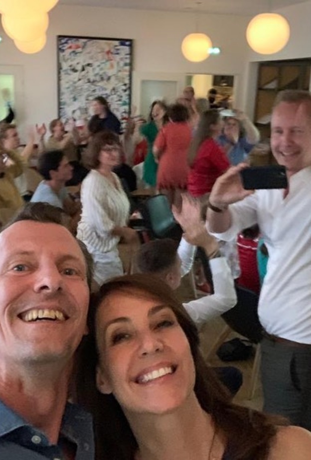 العائلة المالكة الدنماركية تحتفل بمنتخب بلادها بكرة القدم