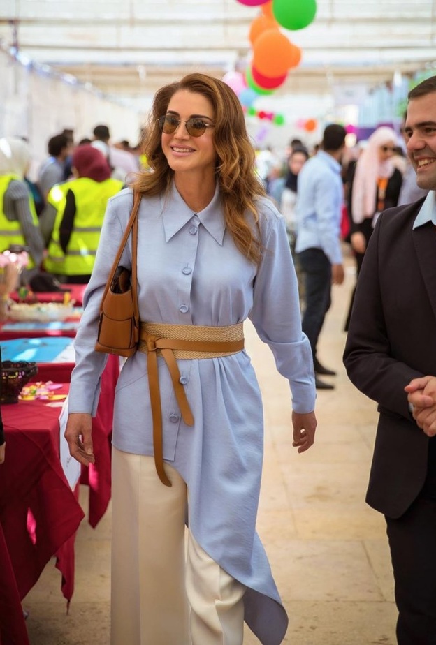 نسقي الحزام العريض عند الخصر مع القميص الأبيض - من حسابها على انستغرام