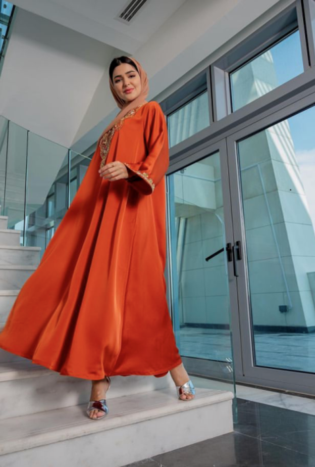 تألقي مثل حنين بالعباية باللون البرتقالي بقصة واسعة ومزيّنة بالتطريزات - الصورة من انستقرام