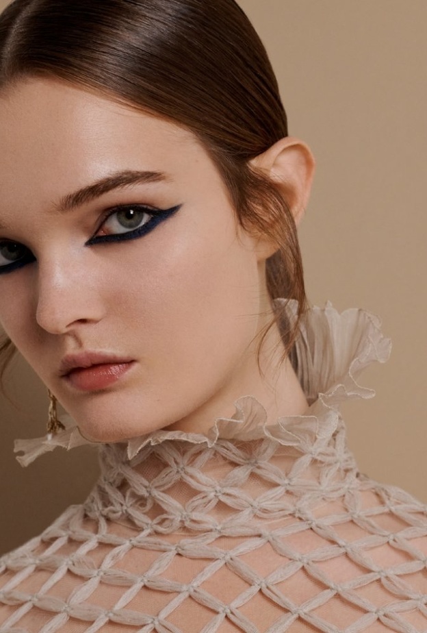 احدث رسمات الايلاينر وتسريحات ذيل الحصان في عرض Dior للهوت كوتور