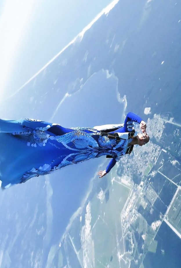 تعاون المصممة Iris Van Herpen مع بطلة العالم في القفز بالمظلات الفرنسية "دوميتيل كيغر"