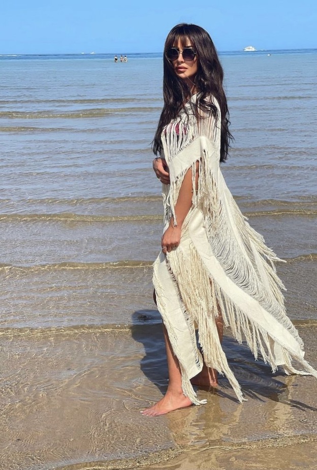 نور الغندور بإطلالات صيفية متنوعة على البحر