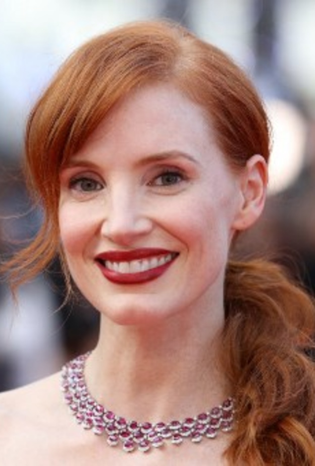 مكياج طبيعي مع احمر الشفاه المخملي من وحي اطلالة Jessica Chastain- الصورة من وكالة AFP
