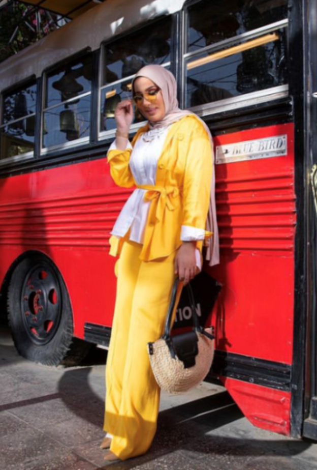 إختارت نداء الجاكيت والبنطلون الواسع باللون الأصفر مع قميص أبيض - الصورة من انستقرام