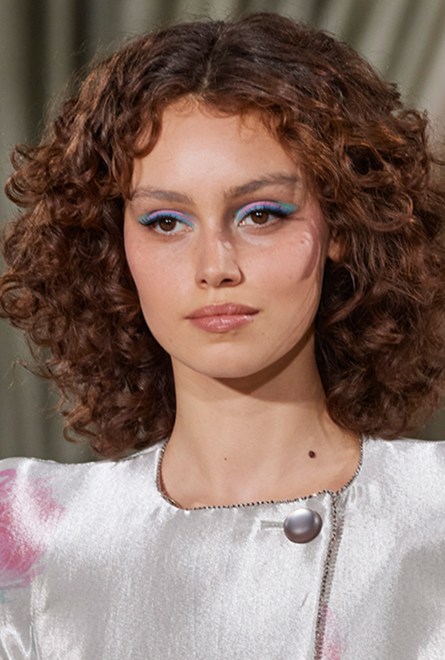 صيحات جمالية لخريف 2021 مع المكياج الازرق من توقيع Armani Privè.