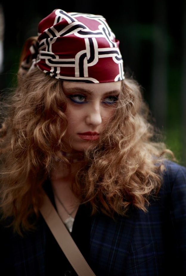 صيحات جمالية خريف 2021 مع الايلاينر الازرق واكسسوار الوشاح المزخرف