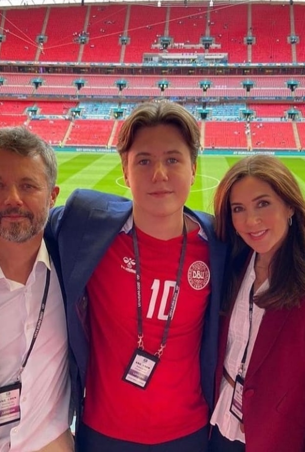 الأمير فريدريك والأميرة ماري وابنهما الأكبر في مباراة إنجلترا والدنمارك في بطولة أوروبا لعام 2020