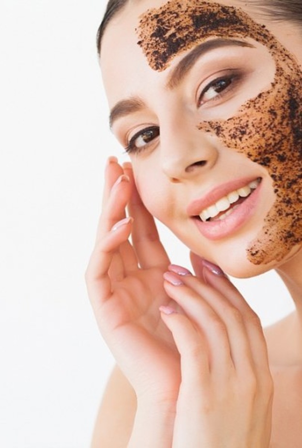 سكراب القهوة يزيل خلايا الجلد الميتة من الجسم