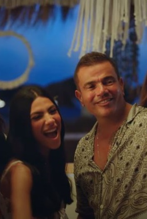 صورة مأخوذة من كليب اغنية الدنيا بترقص لعمرو دياب على يوتيوب