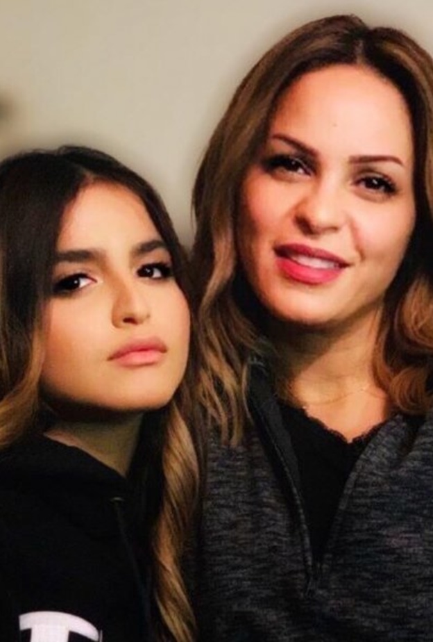 منى السابر وحلا الترك