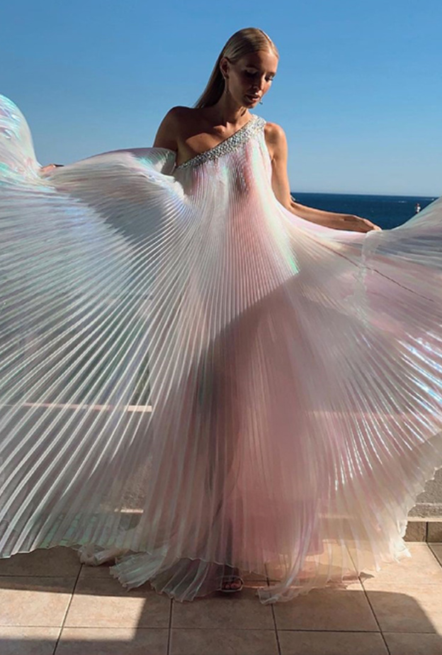 اطلالة Leonie Hanne بفستان أبيض لماع وبليسيه من توقيع المصمم اللبناني طوني ورد- الصورة من حسابها على انستغرام