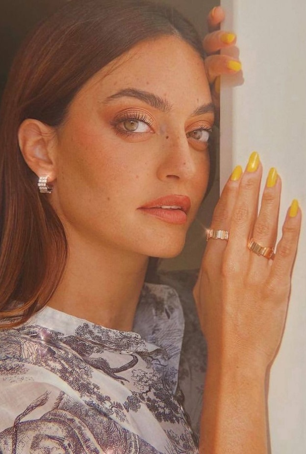 الوان طلاء الاظافر الصفراء بأسلوب مدونة الجمال كارن وازن- الصورة من حسابها على انستغرام