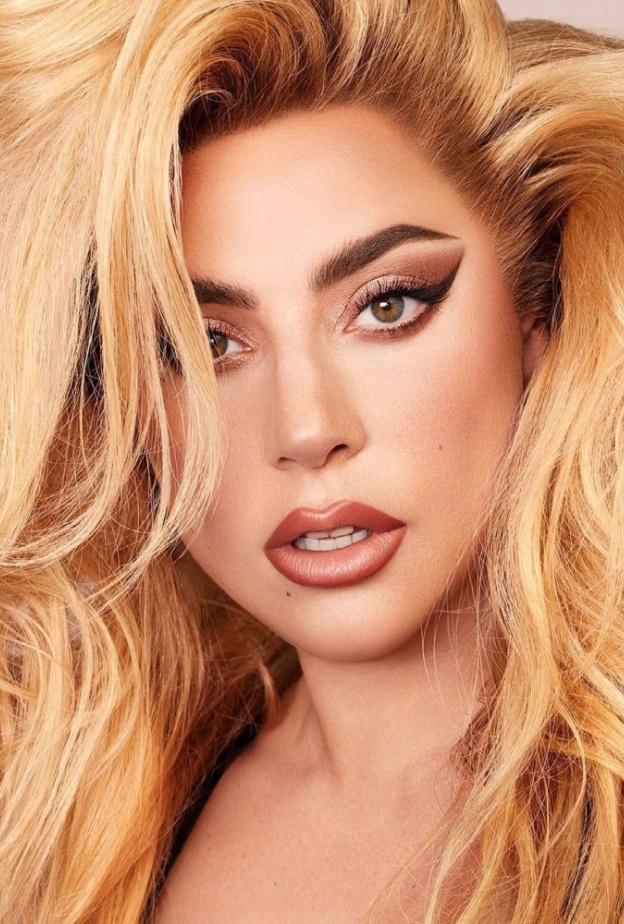 رسمات المكياج القوي مع الايلاينر من وحي اطلالات الليدي غاغا- الصور من حسابها على انستغرام