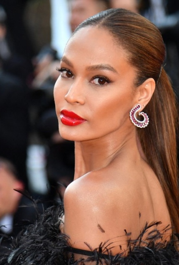 إطلالة كلاسيكية خيالية من وحي جوان