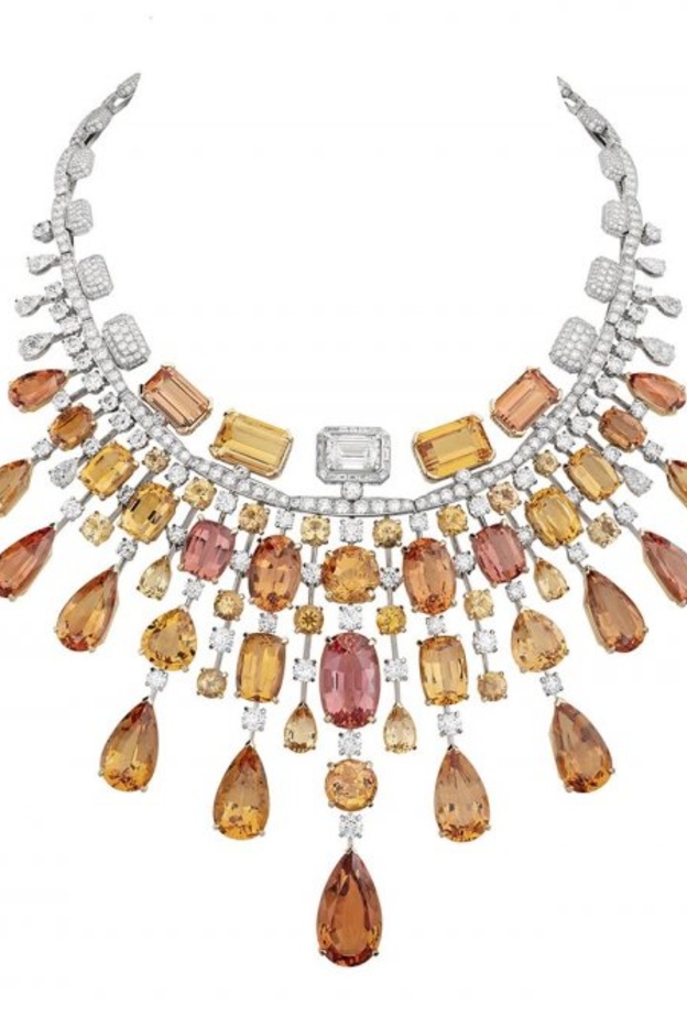  قلادة من شانيل CHANEL