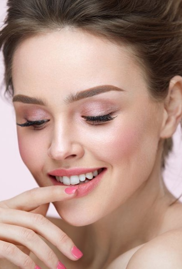 طريقة تقشير وتوريد الشفايف قبل العيد باستخدام خلطة التوت والالوفيرا