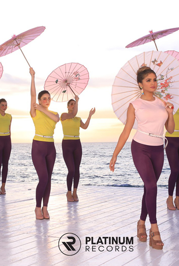 أحدث إطلالات حلا الترك في كليبها ليالي الصيف بموضة الليغينغ