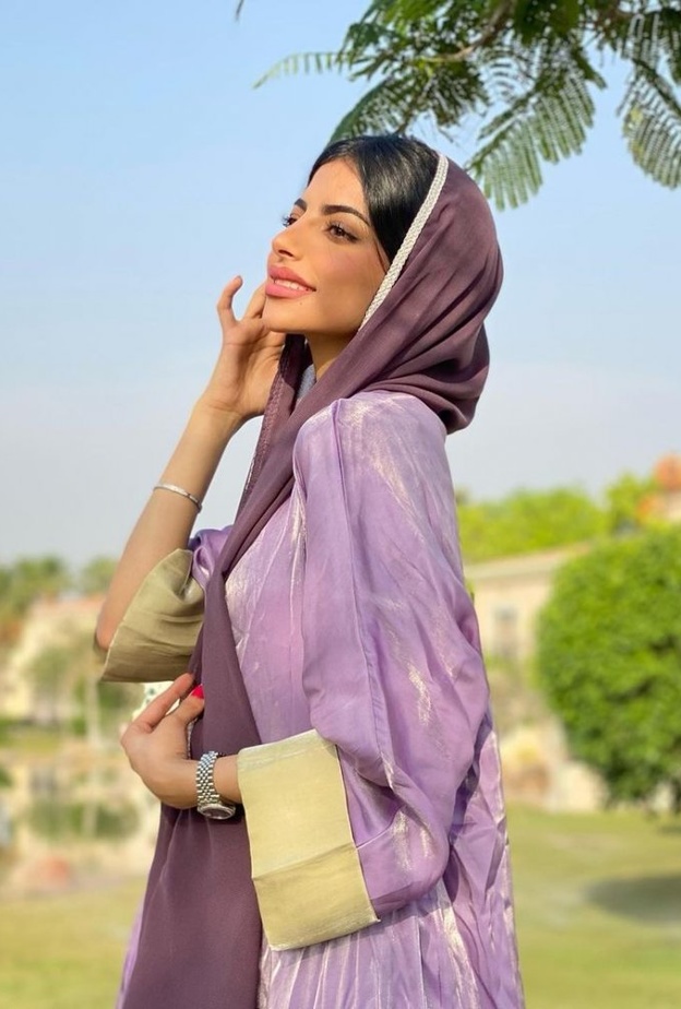  شهد الزهراني بعباية أنيقة بدرجات اللون الموف