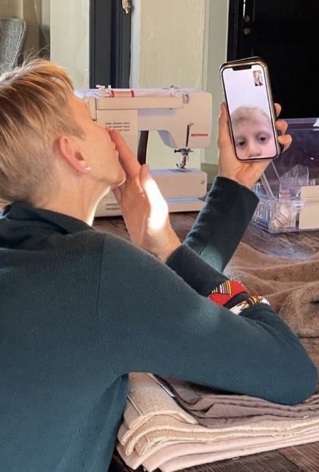 الأميرة تشارلين تجري مكالمة فيديو مع طفليها التوأم