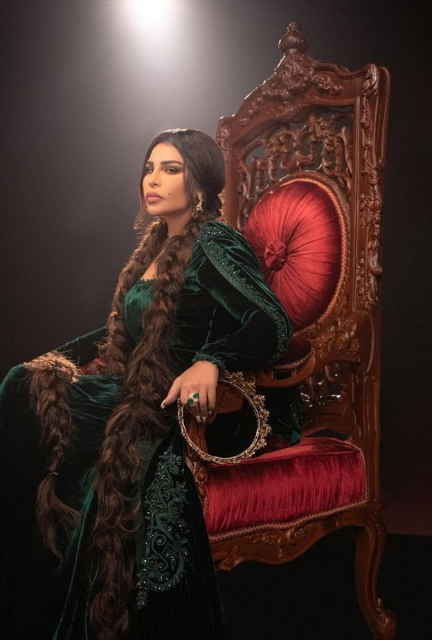 تفاصيل اطلالة أحلام بالفستان المخملي الزيتي - صورة من حسابها على انستغرام