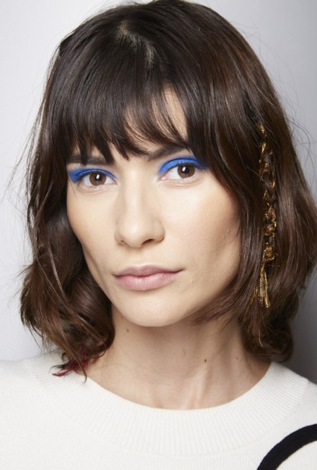 اختيار ظلال العيون بدرجات الأزرق للصيف