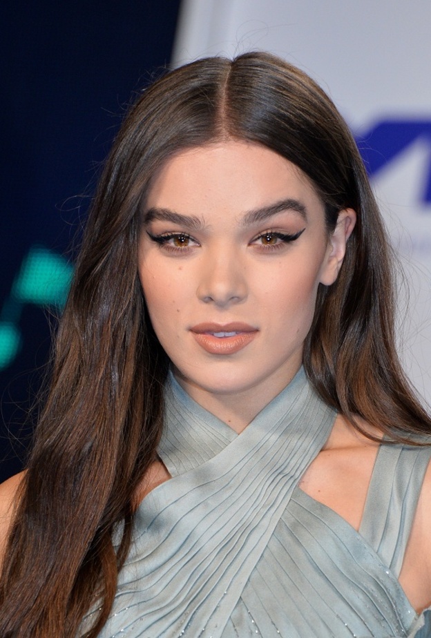 رسمات آيلانير رفيع موضة رائجة للصيف من وحي النجمات العالميات