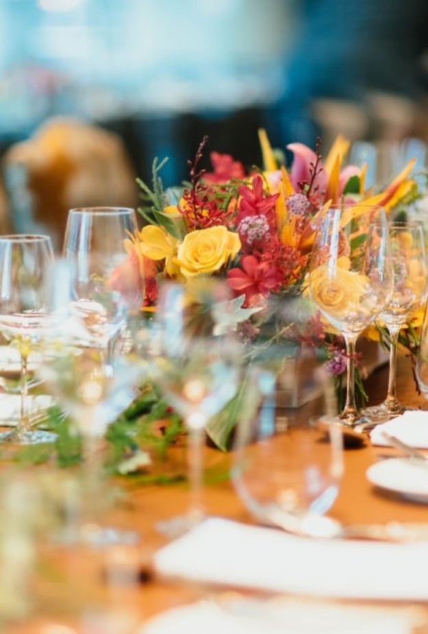 زيني طاولات حفل زفافك بقطع ديكور مركزية فريدة مثل مزهرية CHUTTERSNAP