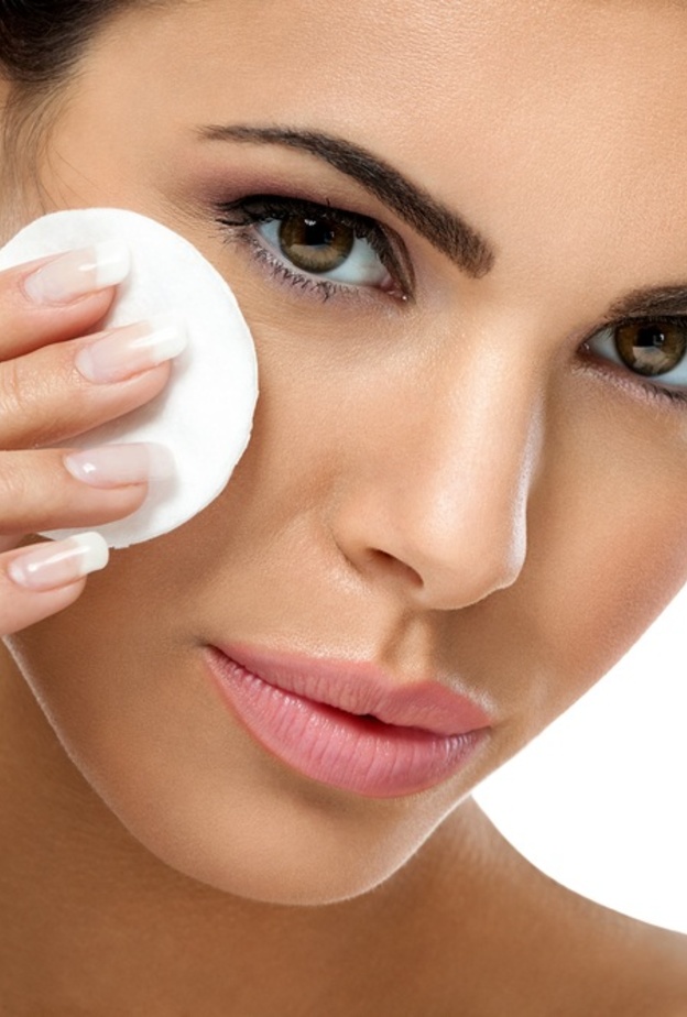 فوائد واضرار ازالة المكياج بزيت السمسم