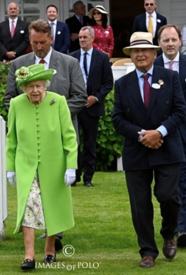 تألقت الملكة بالمعطف الأخضر مع الفستان بنقشة الورود- الصورة من صفحة نادي Guards Polo Club الرسمية