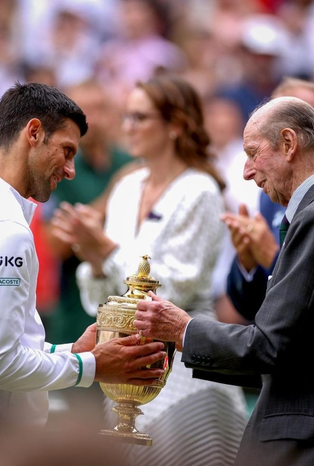 تكريم دوق كنت بنسخة من كأس ويمبلدون للرجال