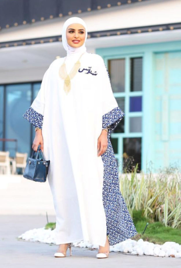 سندس القطان تألقت بالعباية البيضاء الواسعة مع النقشات باللونين الأبيض والأزرق