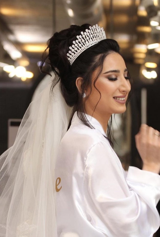 تسريحات شعر راقية مزينة بالكريستال بتوقيع مصفف الشعر ميشال زيتون- الصورة من حسابه على انستغرام