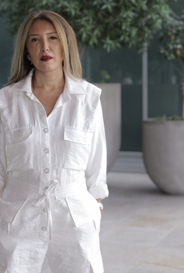 المصصمة ليندا فرح لـ"هي": هدفي الأساسي أن أرى المرأة متألقة بتصميم يليق بها 