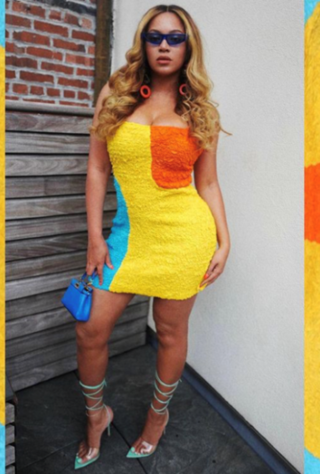 اختارت بيونسيه فستانًا قصيراً ملونًا بالأصفر والأزرق السماوي والبرتقالي من مجموعة Mara Hoffman