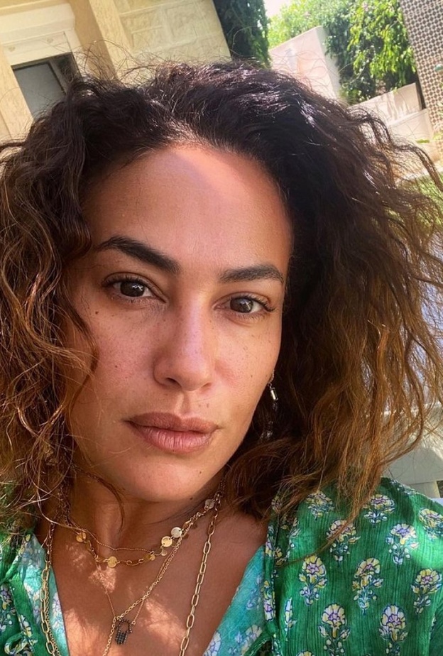 اطلالات النجمات بدون مكياج على البحر