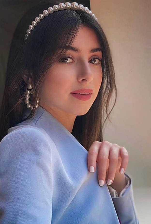 تسريحات شعر راقية مع اكسسوار اللؤلؤ مستوحاة من ماريتا الحلاني في عيد الاضحى 2021- الصورة من حسابها على انستغرام