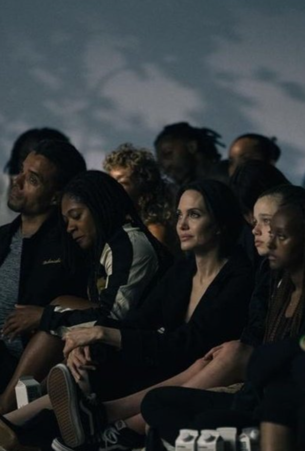  أنجلينا جولي وبناتها- الصورة من حساب أحد معجبي ذا ويكند على تويتر اسمه The Weeknd World 