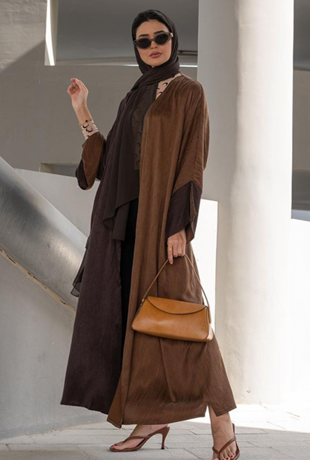 عبايات خروج بألوان ترابية ساحرة من اطلالة حنين الصيفي-الصورة من حسابها على انستغرام