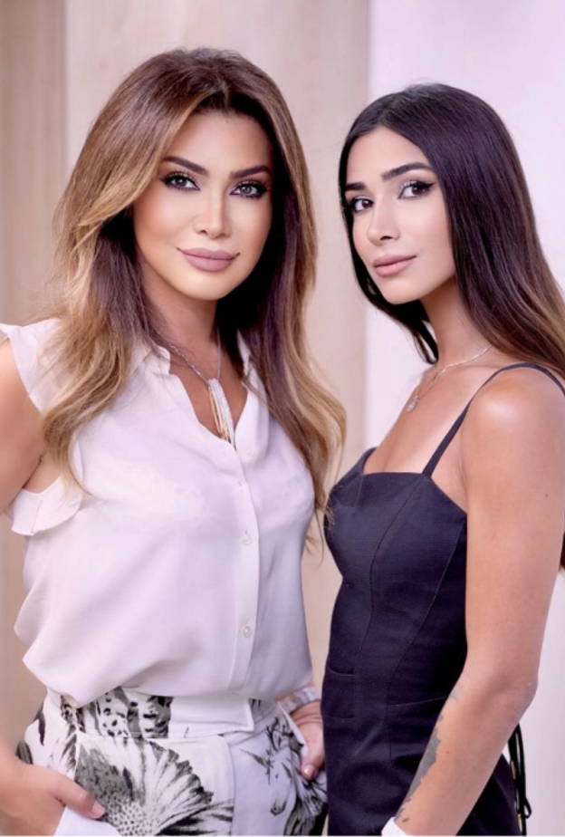 خطفت تيا ديب الانظار بالفستان الأسود الى جانب والدتها نوال الزغبي