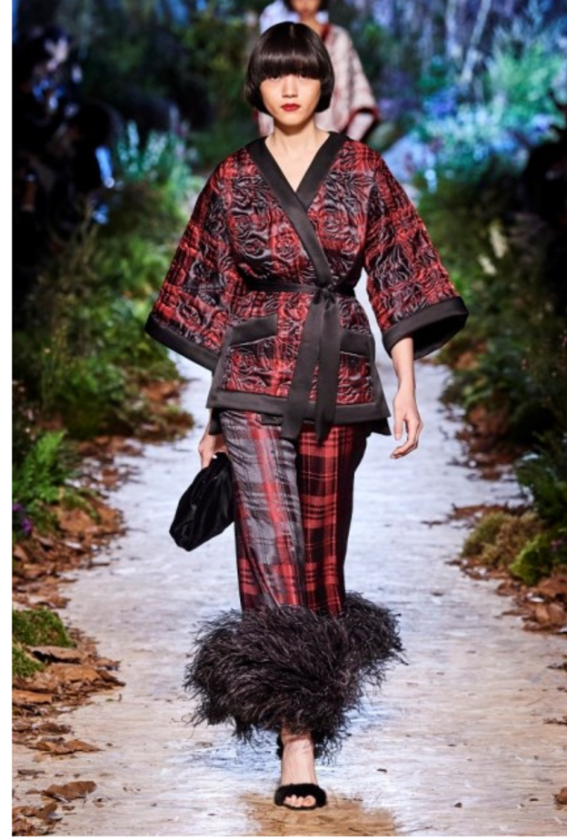 قدّمت دار Ralph And Russo الطقم باللونين الأحمر والأسود الذي تألف من الجاكيت الكيمونو والبنطلون