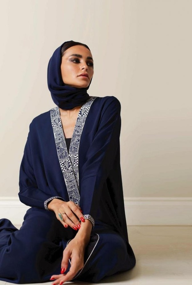  عباية باللون الأزرق الداكن وبتطريز على الياقة والأكماممن مجموعة jilbab by sabine المصدر انستقرام sabineboutique