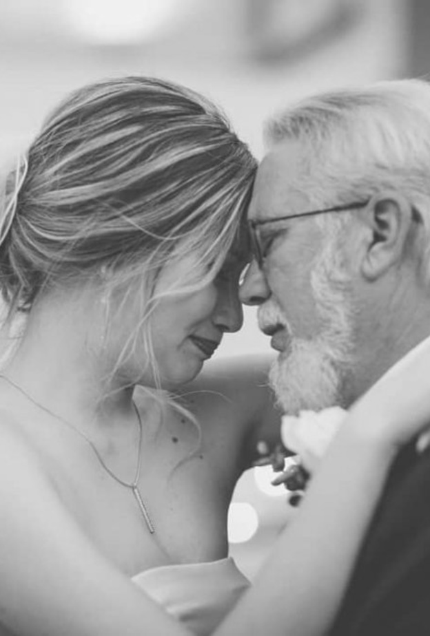  عروس تنفجر في وجه زوج والدتها بعد أن تخلى عنها والدها joannascholle_photography