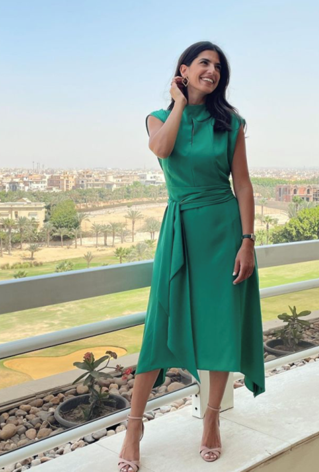 خطفت الأنظار بالفستان الأخضر الميدي بقصة الـA line مع الحزام العريض