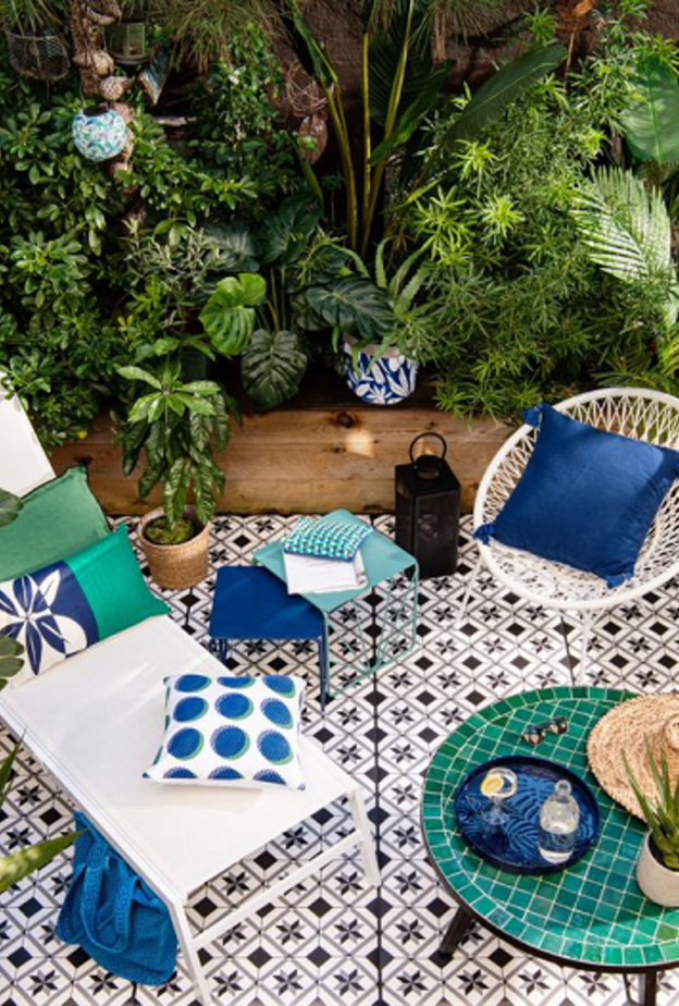 ملابس منزلية مطرزة يدوياً لتناول الطعام في الهواء الطلق