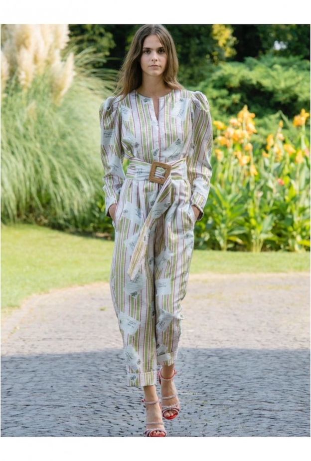 الأزرق التركوازي الجذاب مع نقشة الورود بجمبسوت حيوي من Andrew GN