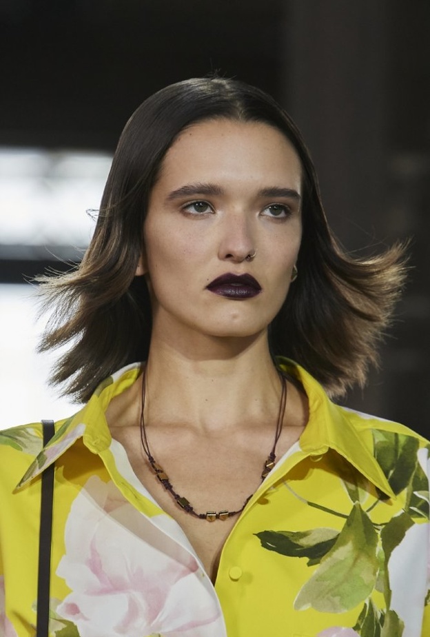 احمر شفاه بألوان قوية بتدرجات داكنة من دار Valentino