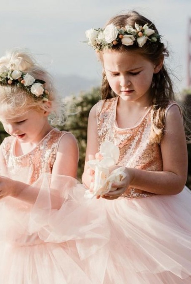 خلاف بين عروس وابنتها بسبب لون شعر طفلة صغيرة adrianewhitephotography