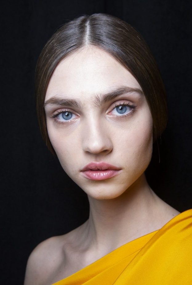  اختيار ملمع الشفاه بدرجاته الوردية في هذا الموسم