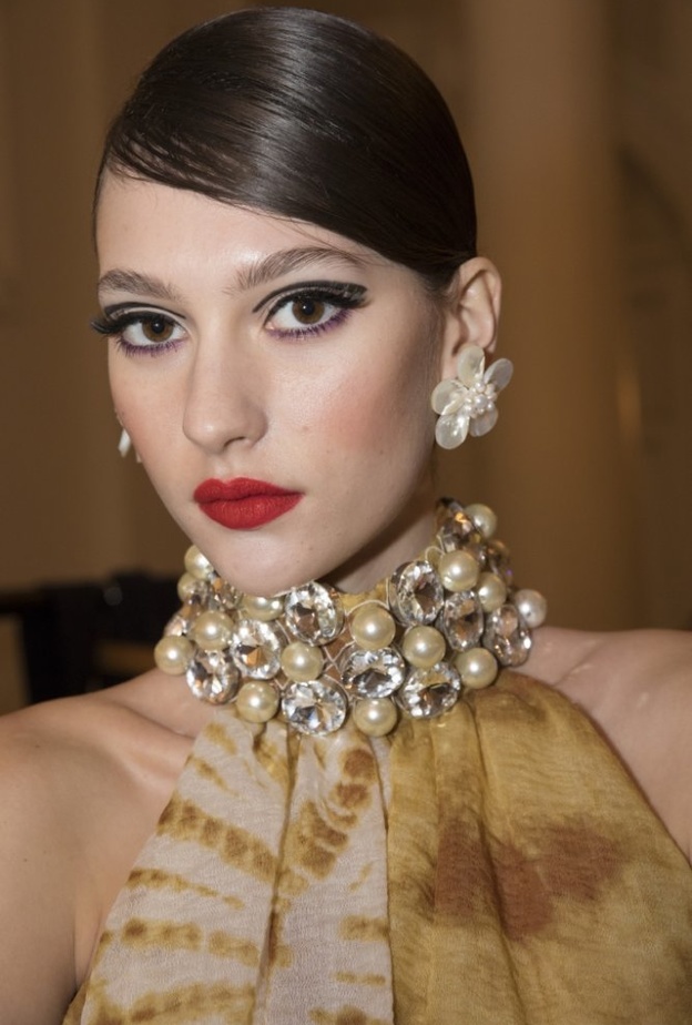 رسمات الايلاينر السوداء الملفتة مع الخطوط الهندسية من دار Paul Costelloe